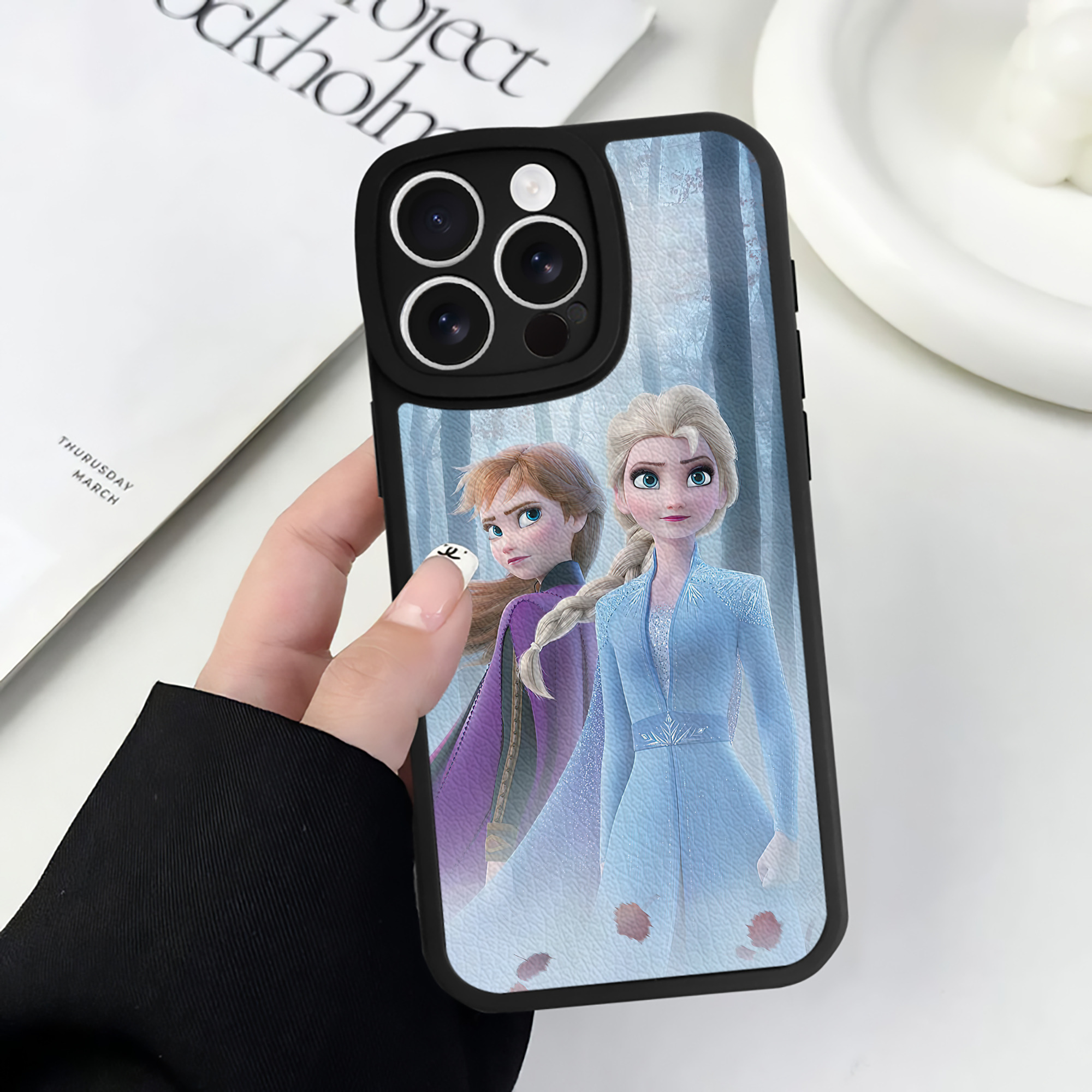 （画像用） アナと雪の女王 アンナ エルサ Frozen Anna Elsa 【iPhone 16シリーズ対応】シリコンスマホケース（レザー調） 材質：シリコン
